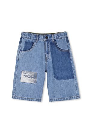 Blauwe denimshorts met een donkerblauwe patch op het rechterbeen en een zilveren rechthoekige patch op het linkerbeen, met frontzakken en knoopsluiting.