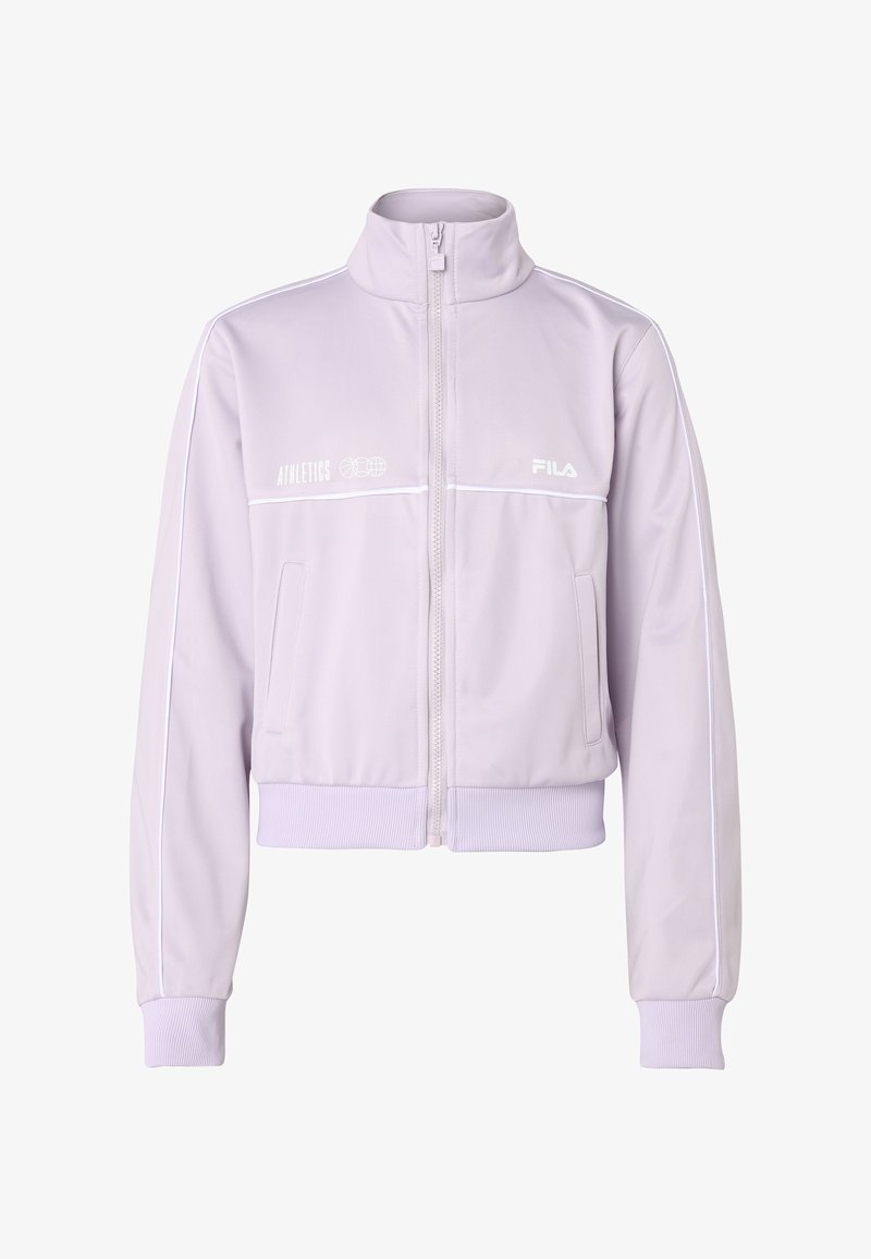 Veste courte violet clair avec col montant, fermeture éclair à l'avant, poches latérales et détails en piping blanc. Logos "ATHLETICS" et "FILA" en blanc.