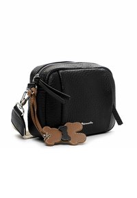 Borsa handbag in pelle nera testurizzata con forma rettangolare e chiusura con cerniera. Presenta un portachiavi color cuoio a forma di osso per cani.
