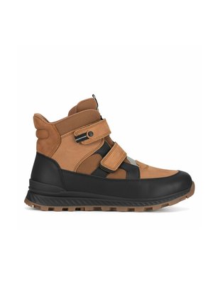 Brązowo-czarny wysoki sneaker z dwoma paskami na rzepy i solidną podeszwą, widziany z boku na białym tle.