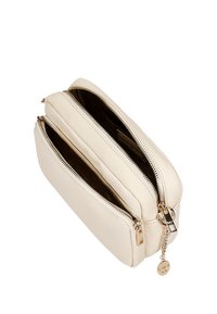 Pochette double zip in pelle crema con finitura testurizzata, hardware dorato e due scomparti. Presenta un charm con logo sul tirazip.