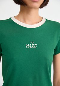 Nike Sportswear T-shirt estampada - gorge green/lorewood