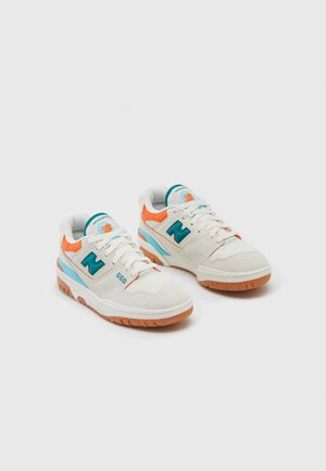 Para białych sneakersów New Balance 550 z turkusowymi logo, pomarańczowymi akcentami, jasnoniebieskimi detalami i gumowymi podeszwami na białym tle.