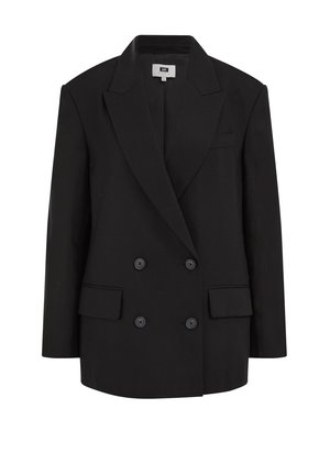 Schwarzer, doppelt geknöpfter Blazer mit breiten Revers, vier Knöpfen, Pattentaschen und einer Brustleistentasche, dargestellt auf weißem Hintergrund.