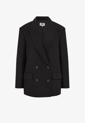 Schwarzer, doppelt geknöpfter Blazer mit breiten Revers, vier Knöpfen, Pattentaschen und einer Brustleistentasche, dargestellt auf weißem Hintergrund.