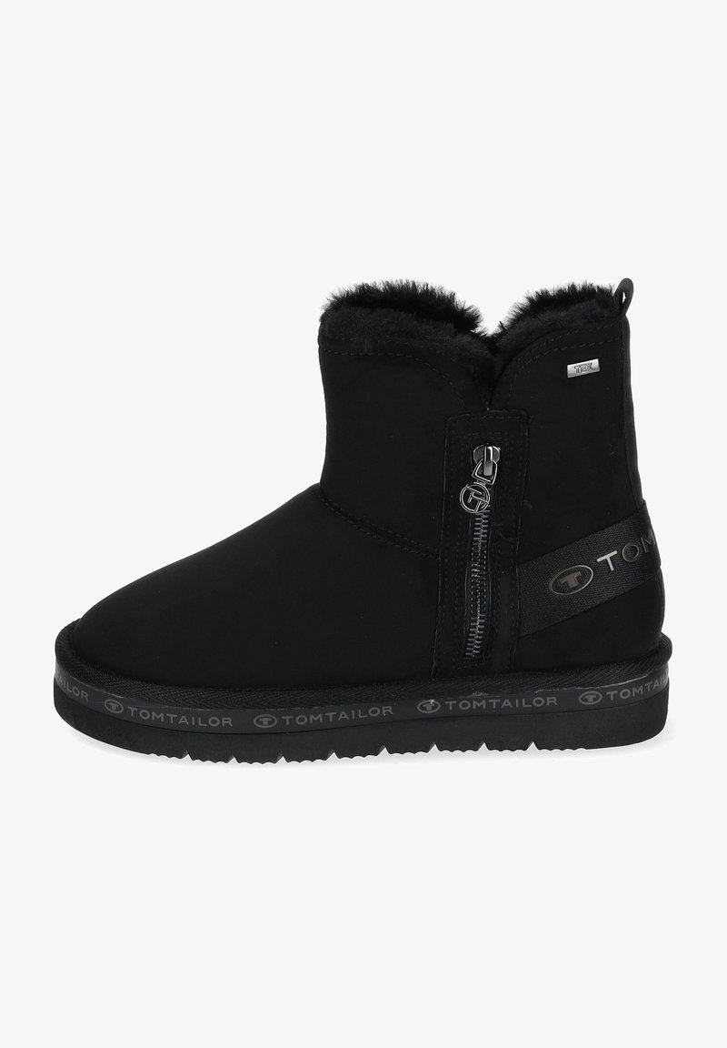 Schwarze Knöchelstiefel aus weichem Textil, mit einem Reißverschlussdetail an der Seite, einem kuscheligen Futter an der Oberseite und einem Logo an der Ferse.