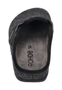 Pantoufle en laine grise avec une forme arrondie, un dessus texturé et un contour en cuir noir. Intérieur doux et rembourré avec le logo "ROHDe".