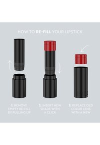 Schwarze Lippenstifthülse, die den dreistufigen Nachfüllprozess zeigt: Entfernen der leeren Nachfüllung, Einsetzen des neuen Farbtons und Wiedereinsetzen der roten Farblinse.