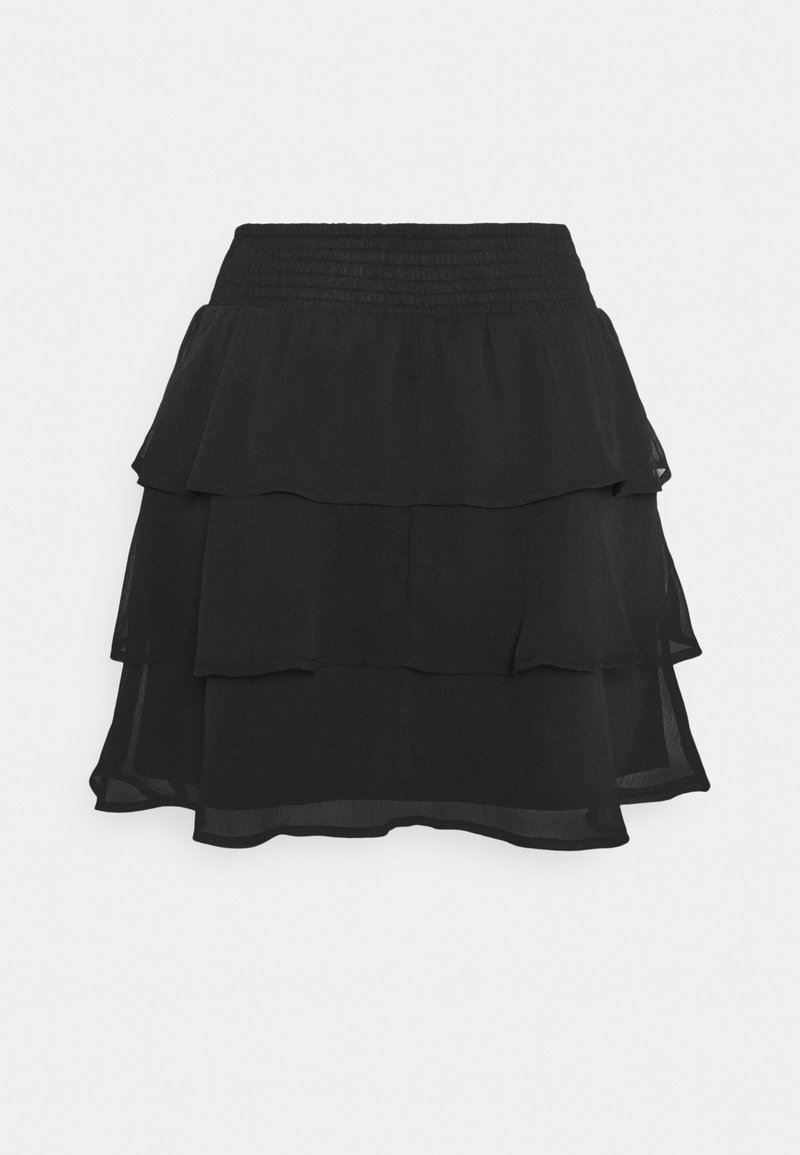 Svart lagerkjol med tre volanglager, tillverkad av lättviktsmaterial. Har en smockad midja för komfort och en aning genomskinlighet.