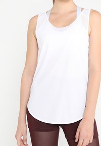 Canotta atletica bianca con orlo arrotondato, texture morbida e accenti in rete sulle spalle. Presenta una scollatura a barca e un design slim-fit.