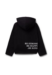 Černá mikina s kapucí, na zadní straně s bílým textem: "BUĎ SILNÝ, BUĎ ŠŤASTNÝ, BUĎ LASKAVÝ." Vyrobena z měkké, strukturované tkaniny.