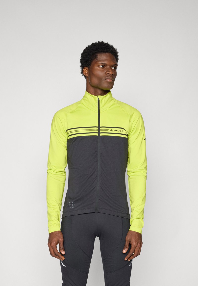 Herren-Fahrradjacke in strahlend Gelb und Dunkelgrau. Mit hohem Kragen, durchgehendem Reißverschluss und horizontalen Streifen über der Brust.