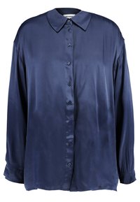 Navyblauwe satijnen knopshirt met een puntkraag, lange mouwen en een gladde textuur met een subtiele glans.