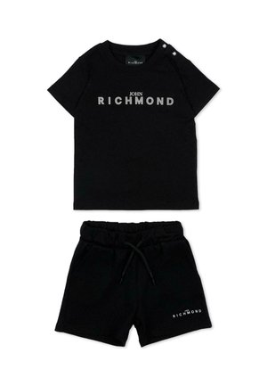  Zwarte peuteroutfit met een kortemouwenhemd en korte broek, beide met witte "John Richmond"-branding, het hemd heeft knopen op de schouder.