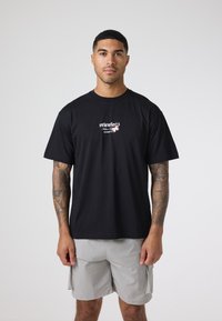 CLOSURE London RELAXED FIT RELENTLESS TEE - Print T-shirt - black