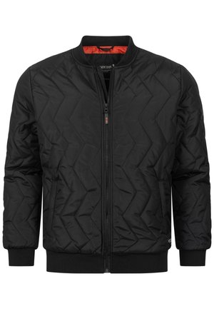 Giubbotto bomber trapuntato nero con zip frontale, polsini e orlo a coste, e rivestimento arancione. Presenta un motivo a diamante sulla superficie esterna.