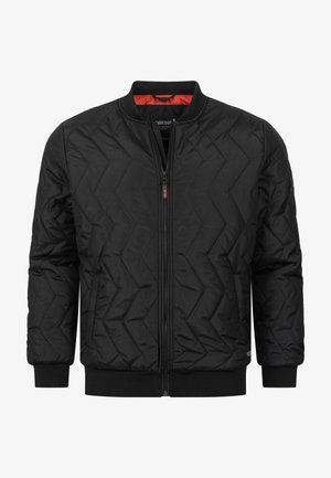 Jachetă bombă neagră matlasată cu fermoar pe față, manșete și tiv ribbate, și căptușeală portocalie. Prezintă un model în diamante pe exterior.