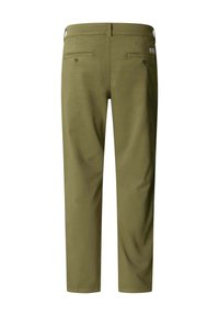 Pantalones ajustados para hombre en verde oliva con trabillas para cinturón, dos bolsillos traseros de ojal con botones y una pequeña etiqueta de la marca cerca de la cintura.
