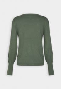 Pull vert tricoté avec un col rond, des manches longues bouffantes et un ourlet côtelé. Le tissu a une texture lisse avec des détails subtils.
