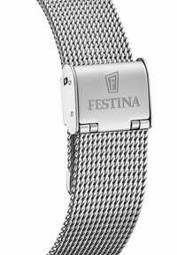 Bracelet de montre en mailles métalliques argentées avec un fermoir poli arborant le logo Festina. La texture est tissée, créant un look élégant et moderne.