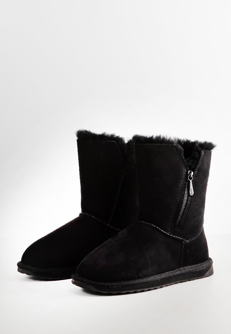 Bottines en daim noir avec une doublure en fourrure douce, semelle plate et fermeture éclair sur le côté pour un enfilage facile. Présentent une texture lisse et un bout rond.
