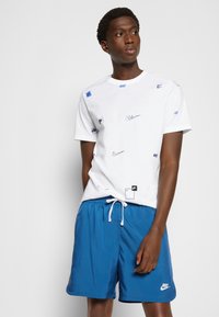 Nike Sportswear M NSW SPE WVN LND FLOW SHORT - Calças de fato de treino - marina blue/white