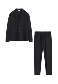 Ensemble de pyjama noir comprenant une chemise à col avec des boutons et des manches longues, ainsi que des pantalons assortis avec une taille élastique et des poches latérales.