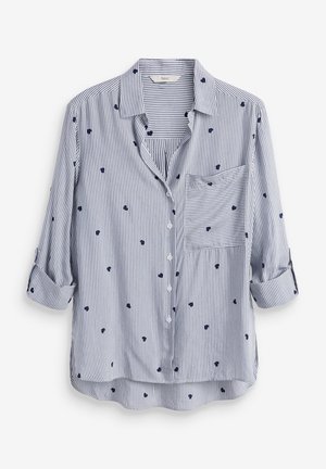 Chemise à manches longues à rayures verticales bleu et blanc avec de petits motifs de cœurs marins, devant boutonné, poche poitrine et manches retroussées.