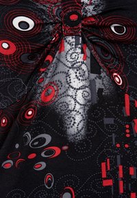 Tissu noir avec un motif tourbillonnant de cercles rouges et blancs, agrémenté d'éléments abstraits gris et d'un design froncé au centre.