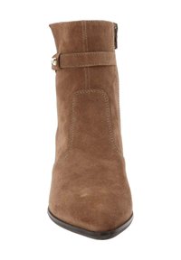 Stivale ankle in suede marrone con punta appuntita, cerniera laterale e cinturino decorativo. Presenta una texture liscia e dettagli di cucitura sottili.
