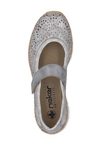 Chaussure en cuir argenté avec un design perforé, bout rond et bande élastique. Intérieur doux avec branding "rieker antistress" et semelle texturée.