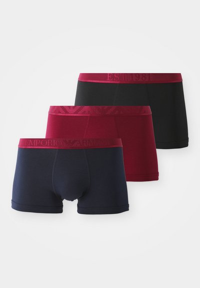 Tri par ježev boksaric za moške: mornarsko modra, črna in bordo. Vsaka ima elastični pas z blagovno znamko ter teksturiranimi vzorci in detajli šivanja.