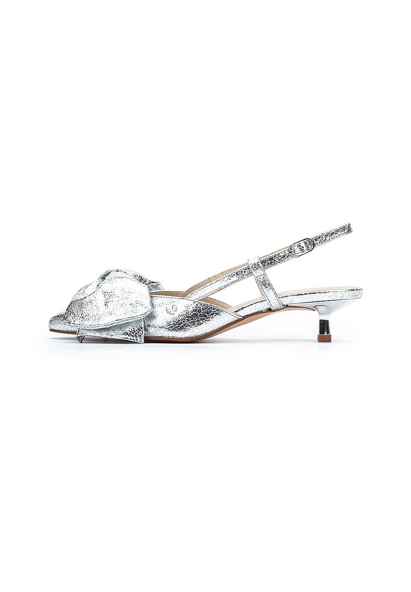 Zapato slingback plateado con un acabado metálico texturizado, un detalle de lazo en la punta y un pequeño tacón cuadrado.