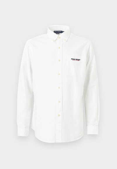 Λευκό μακρυμάνικο πουκάμισο με κουμπιά, γιακά, τσέπη στην αριστερή πλευρά του στήθους και κεντημένο λογότυπο "Polo Sport Ralph Lauren" πάνω από την τσέπη.