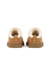 Botine din suede bej cu căptușeală moale din blană albă și talpă din cauciuc plat. Prezintă o bandă în spate pentru o încălțare ușoară. Culoare neutră și design simplu.