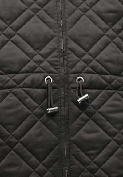 Μαύρο τζάκετ με επένδυση και σχέδιο ρόμβου, διαθέτει μπροστινό φερμουάρ, δύο κορδόνια με ασημένια αξεσουάρ.