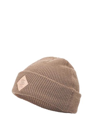 Smeđi pleteni beanie s teksturiranim uzorkom, koji ima preklopni manžet s dijamantnim kožnim bedžem sa strane.