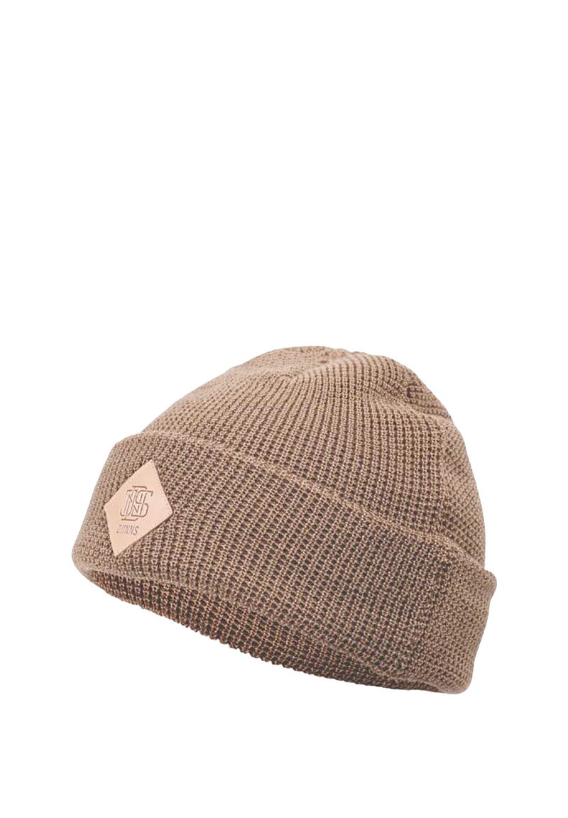 Gorro de punto marrón con un diseño texturizado, que presenta un dobladillo doblado y una parche de cuero en forma de diamante en el lateral.