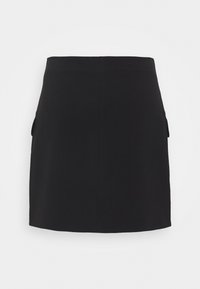 Czarna spódnica o dopasowanym kroju, wykonana z gładkiego materiału. Posiada boczne kieszenie i prosty dół. Brak widocznych zapięć i zdobień.