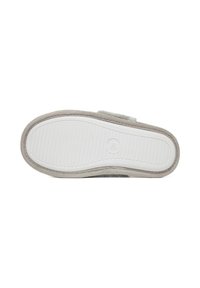 Suela de pantufla gris con parte superior de material suave y fondo de goma blanca. Presenta un patrón estriado para mejor tracción y comodidad. Talla 38.