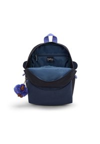 Zaino blu navy con tessuto liscio, forma arrotondata, design bicolore, tasca frontale e un portachiavi charm a forma di gorilla viola.