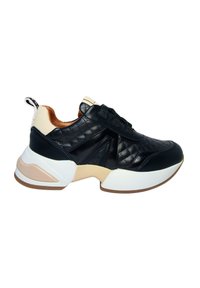 Baskets en cuir matelassé noir avec une semelle blanche et beige, présentant des accents texturés, des panneaux lisses et un système de laçage unique.