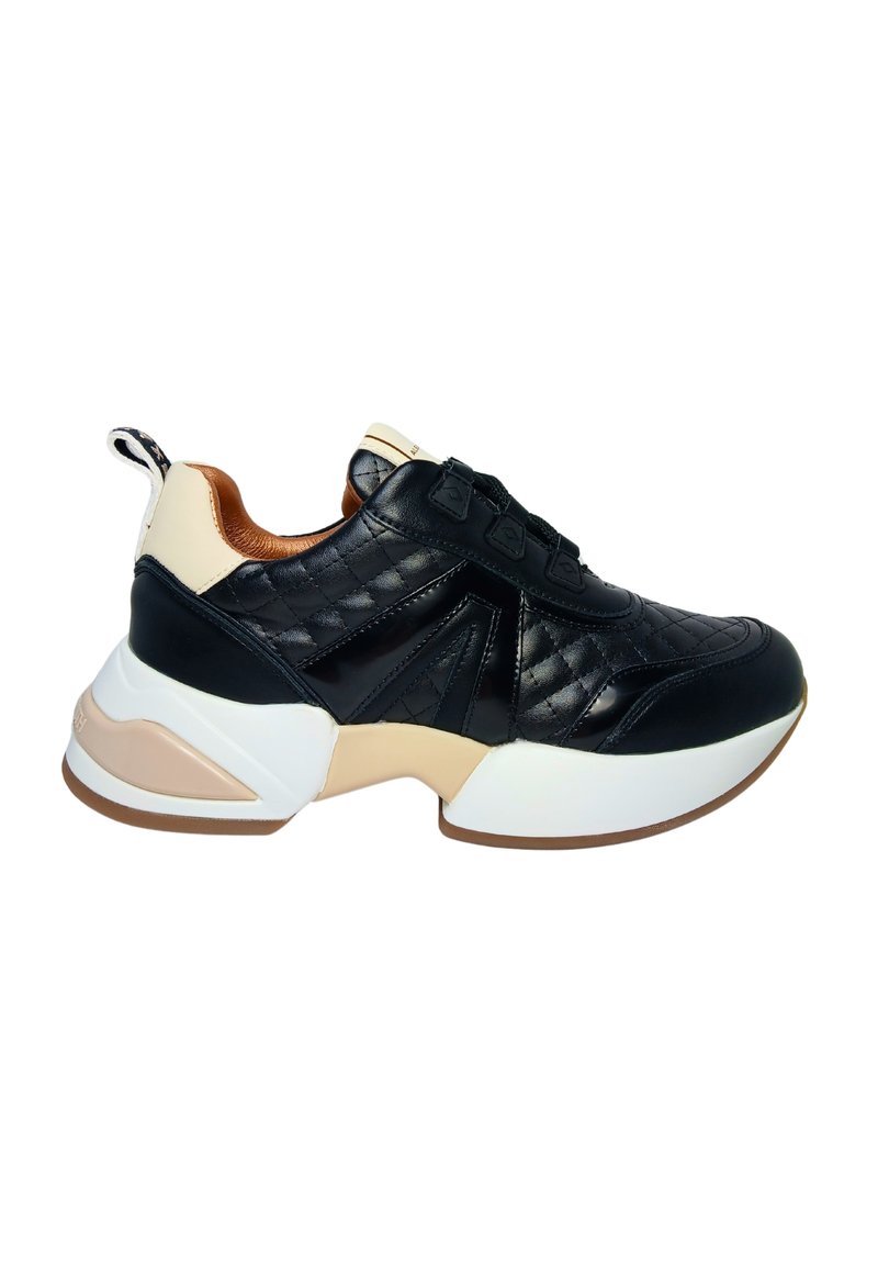 Baskets en cuir matelassé noir avec une semelle blanche et beige, présentant des accents texturés, des panneaux lisses et un système de laçage unique.