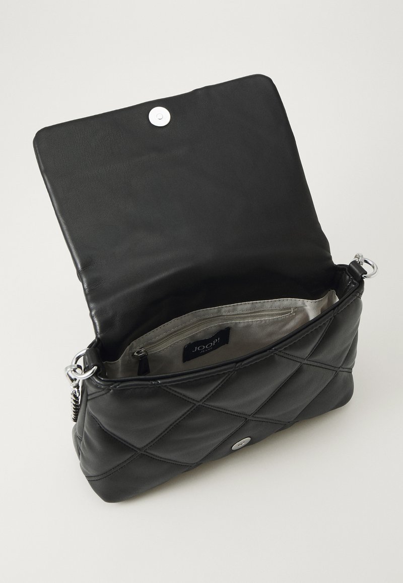 Schwarze gesteppte Lederhandtasche mit rechteckiger Form, silberner Hardware, einem Druckknopfverschluss und einem gefütterten Innenraum mit einer Reißverschlusstasche.