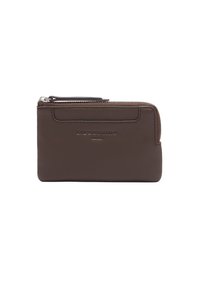 Brązowy skórzany portfel z zamkiem błyskawicznym, z wytłoczonym logo na przodzie i gładką fakturą. Kompaktowy, prostokątny kształt.