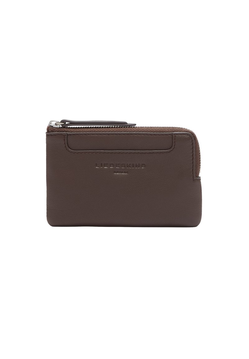 Brązowy skórzany portfel z zamkiem błyskawicznym, z wytłoczonym logo na przodzie i gładką fakturą. Kompaktowy, prostokątny kształt.