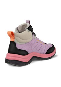 Sneaker alta multicolore con tomaia viola, dettagli neri, colletto in mesh beige, suola rosa e linguetta arancione. Design testurizzato.