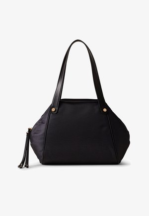 Borsa nera testurizzata con due manici lunghi in pelle e una cerniera laterale con tirante, mostrata su sfondo bianco.