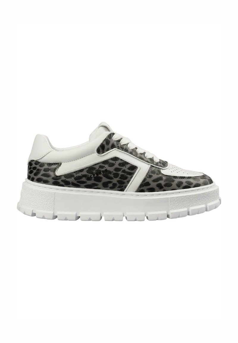 Sneaker con stampa leopardata bianca e nera, con una tomaia testurizzata, colletto imbottito e suola spessa con dettagli a taglio e lacci bianchi.