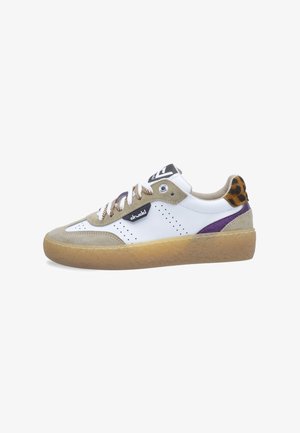 Witte en beige sneaker met paarse en panterprintaccenten, voorzien van een vetersluiting, geperforeerde details en een gestructureerde gumrubberen zool.